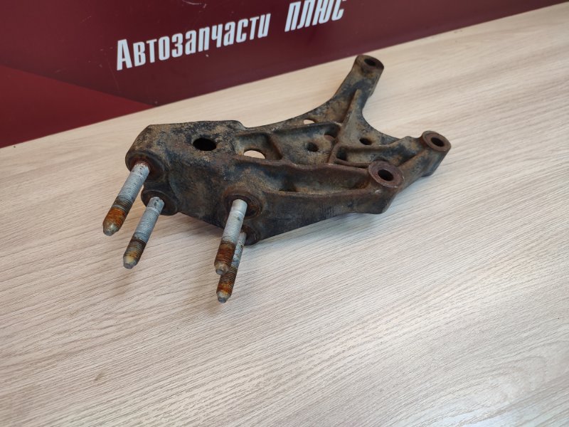 Кронштейн опоры двигателя