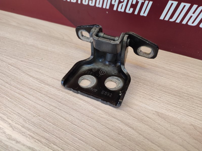 Петля двери