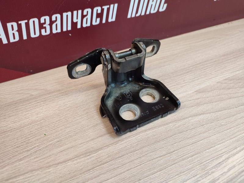 Петля двери