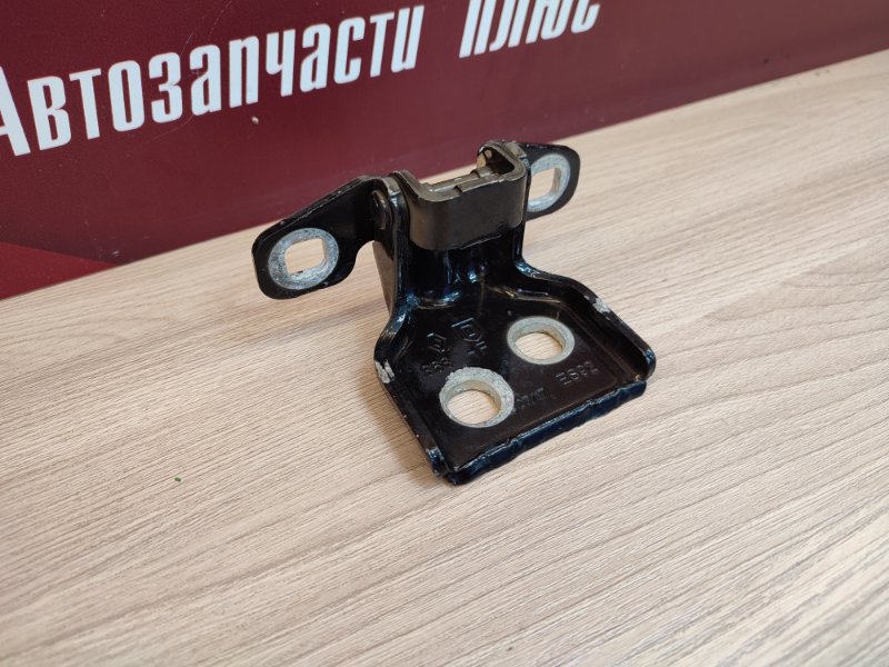 Петля двери