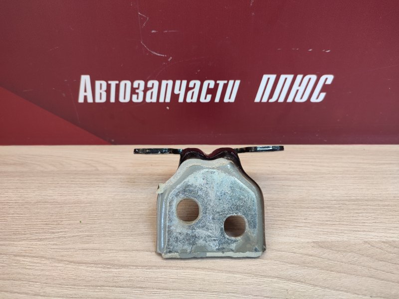 Петля двери