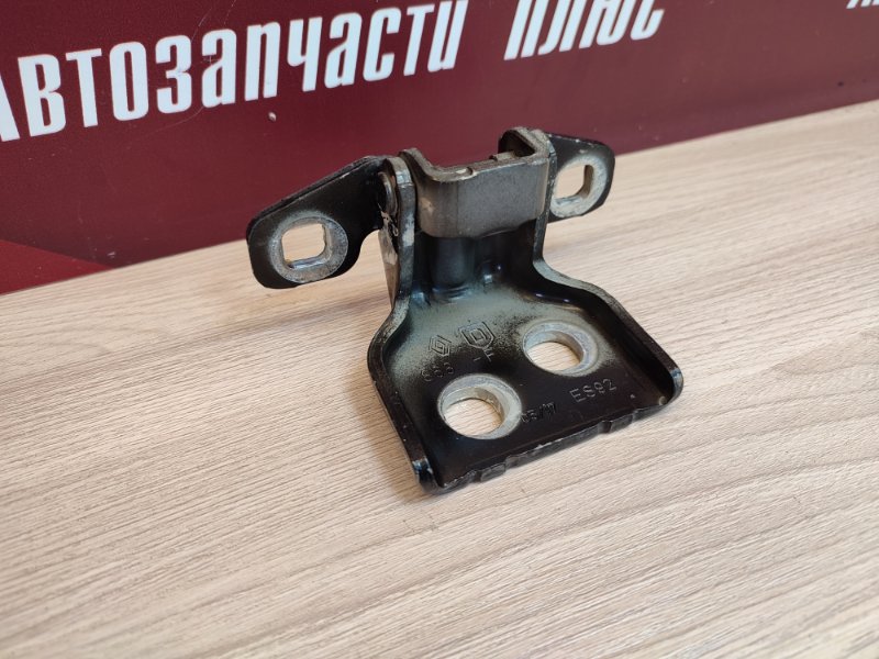 Петля двери