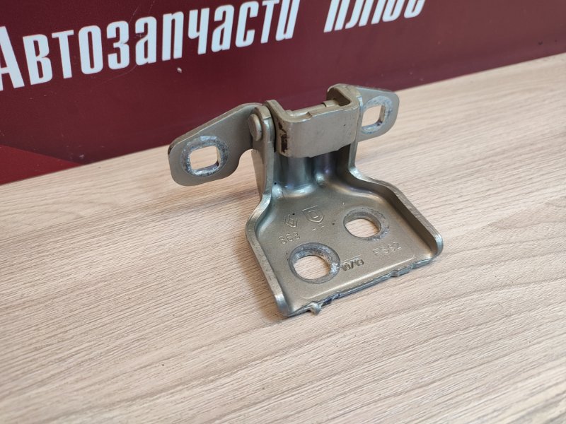 Петля двери