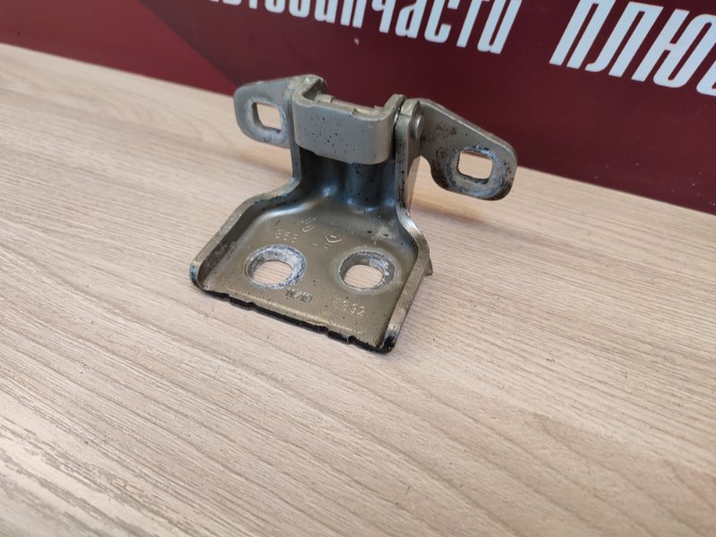 Петля двери