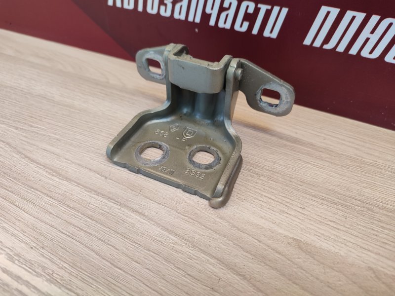 Петля двери