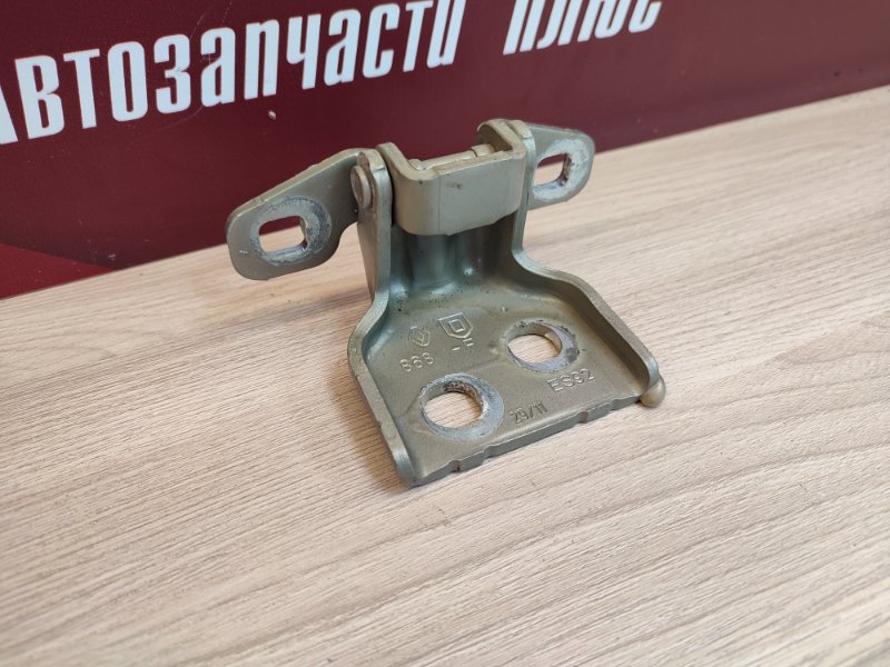 Петля двери