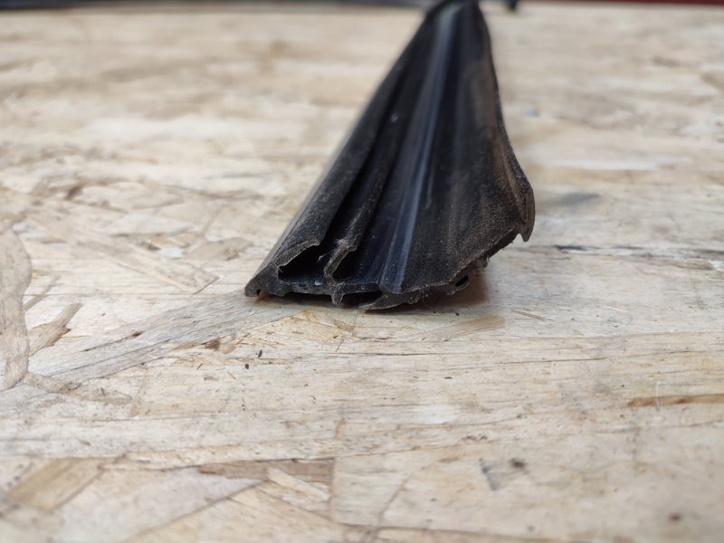 Уплотнитель рамки двери