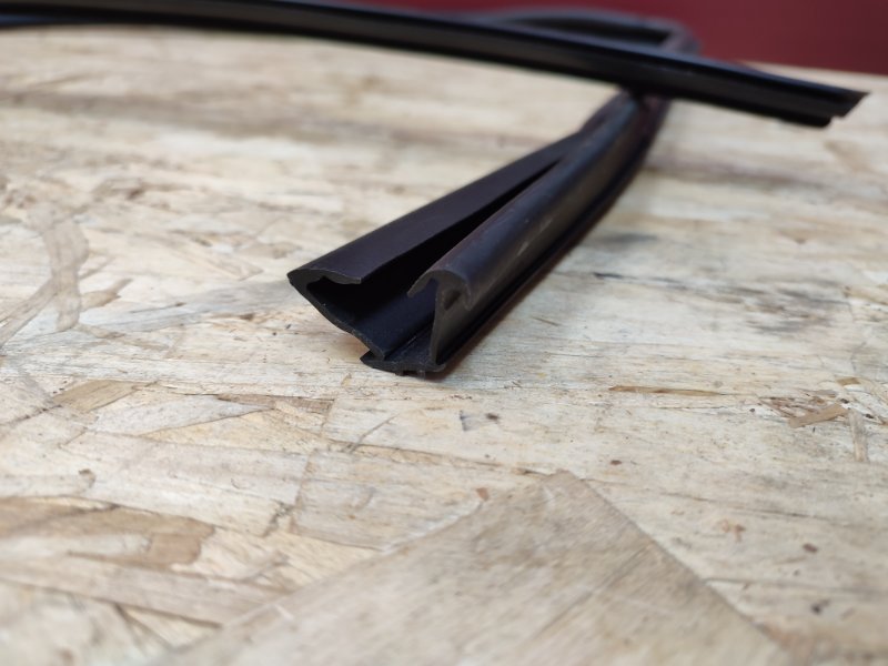 Уплотнитель стекла двери