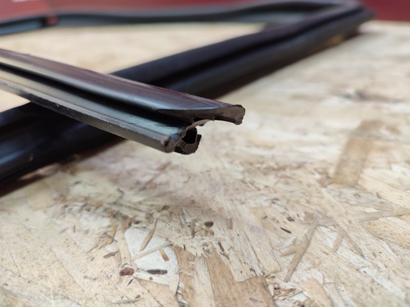 Уплотнитель стекла двери