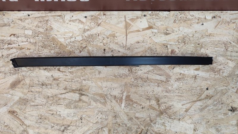 Направляющая стекла     двери