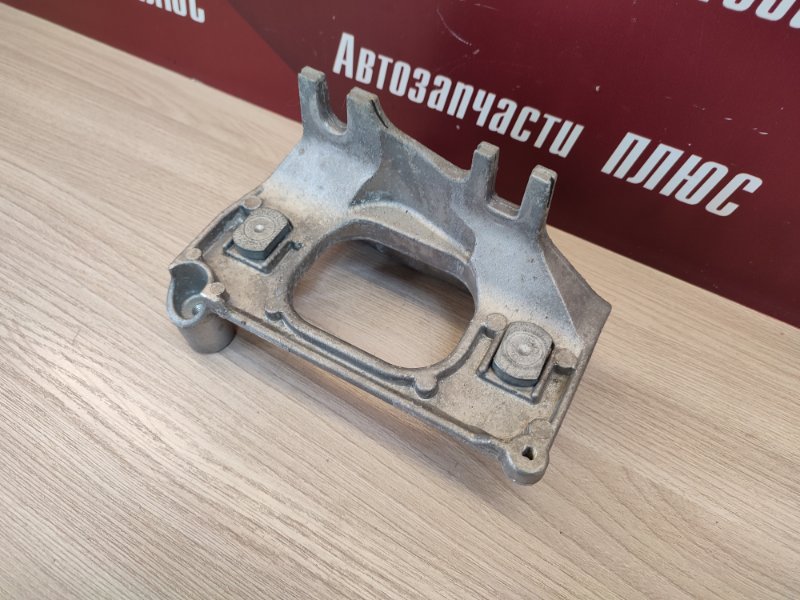 Кронштейн опоры двигателя