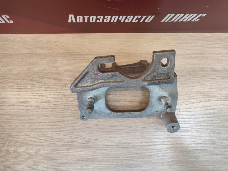 Кронштейн опоры двигателя