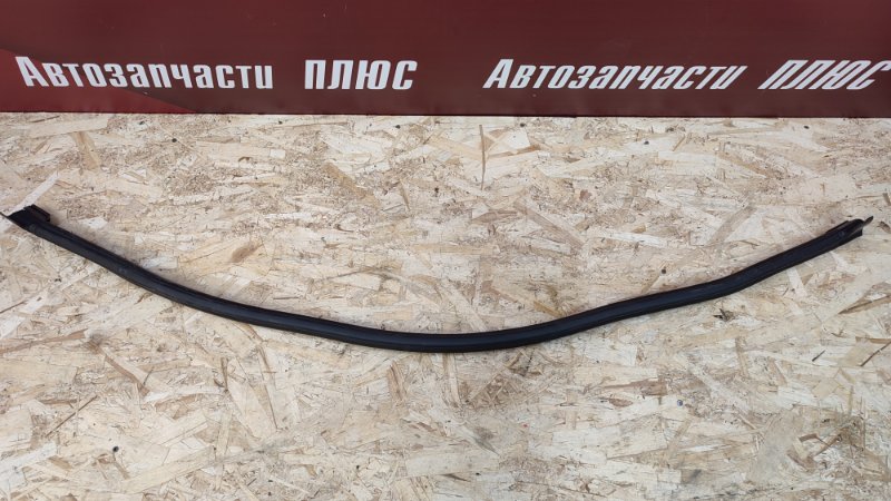 Уплотнительная резинка капота