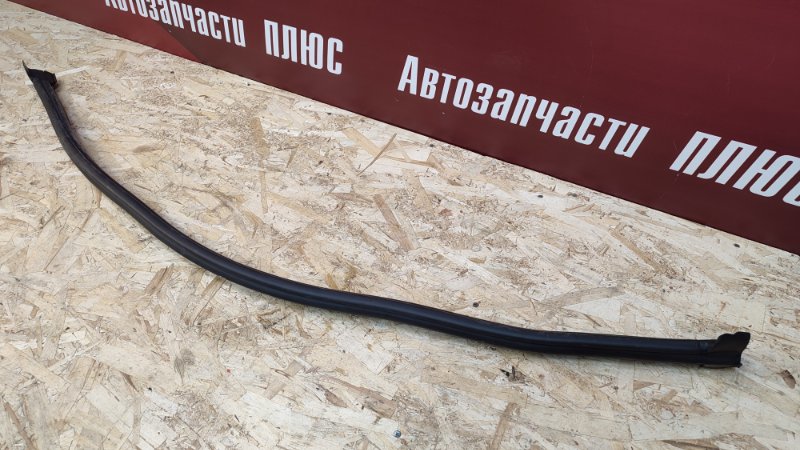 Уплотнительная резинка капота