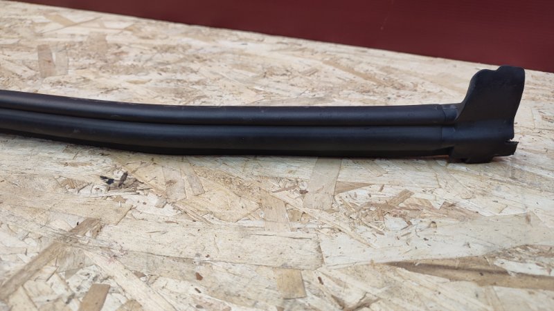 Уплотнительная резинка капота