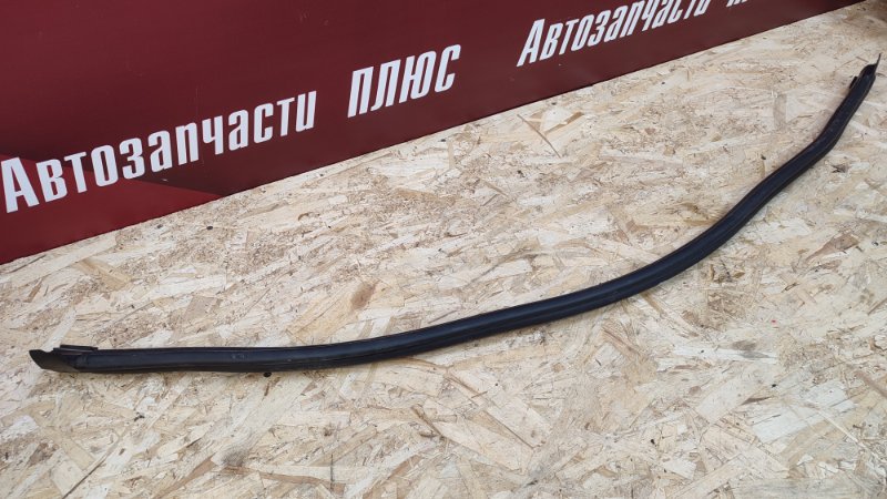 Уплотнительная резинка капота