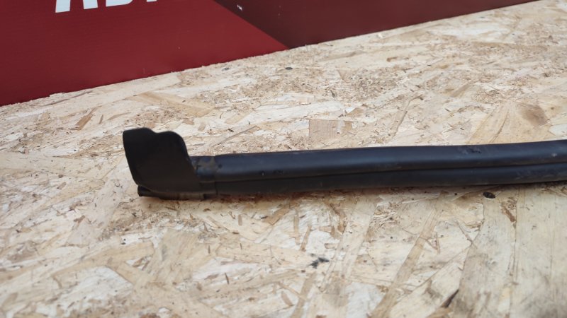 Уплотнительная резинка капота