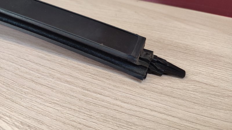 Направляющая стекла двери