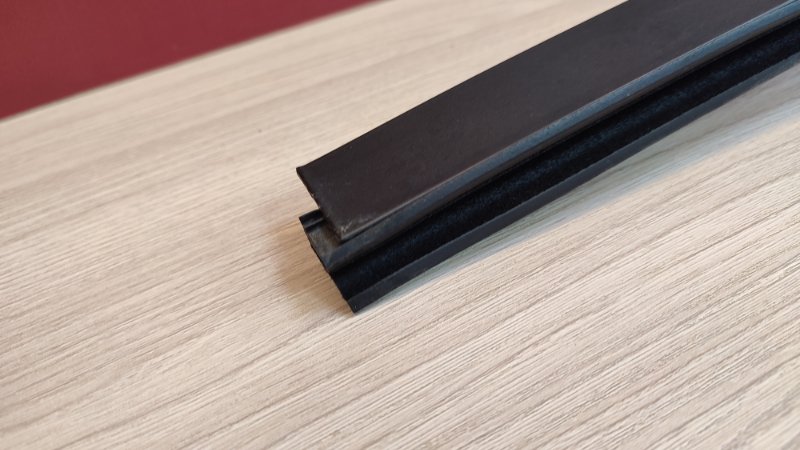 Направляющая стекла двери