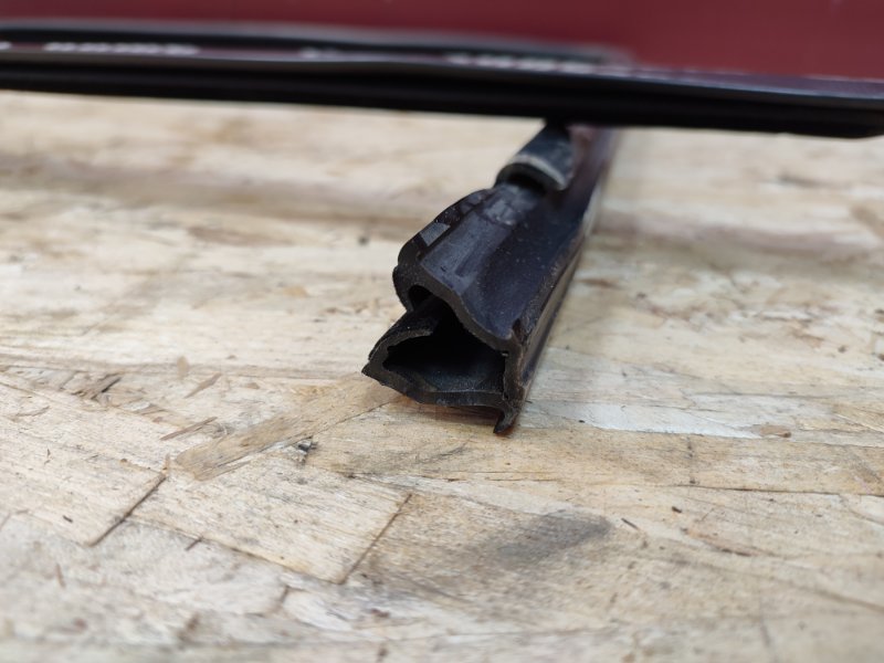 Уплотнитель стекла      двери