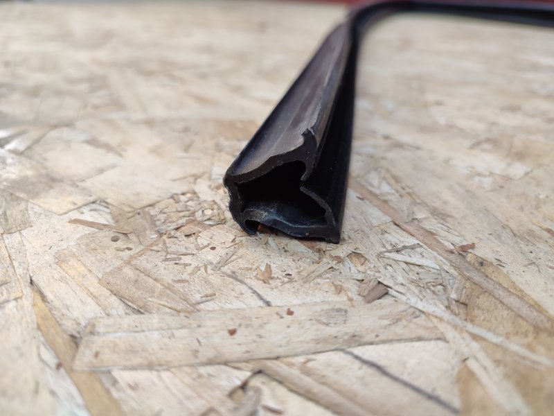 Уплотнитель стекла двери