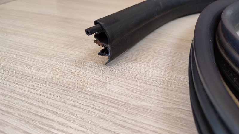 Уплотнитель двери