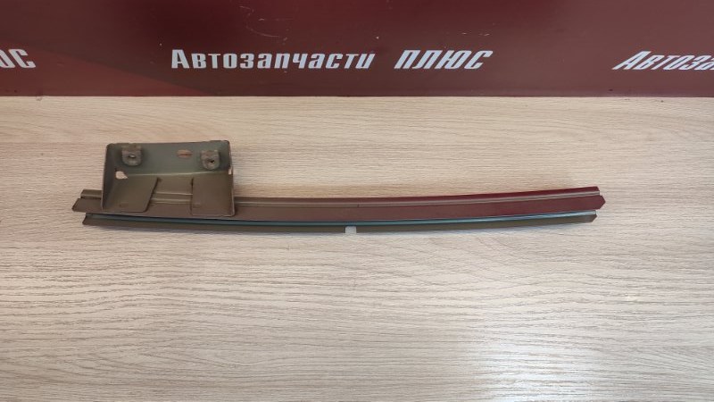 Направляющая стекла     двери