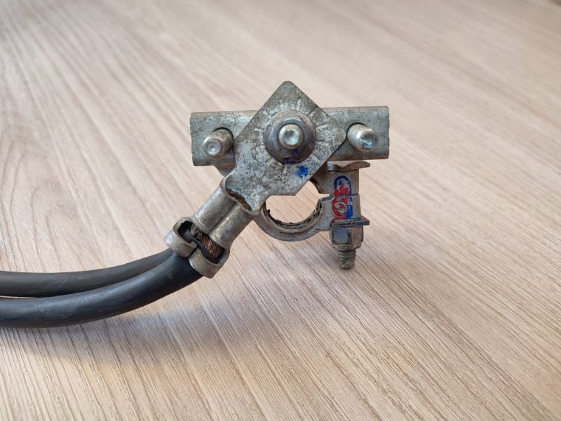 Клемма аккумулятора (минусовая)