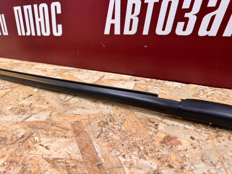 Уплотнитель стекла      двери