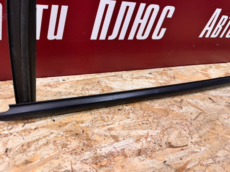 Уплотнитель стекла      двери