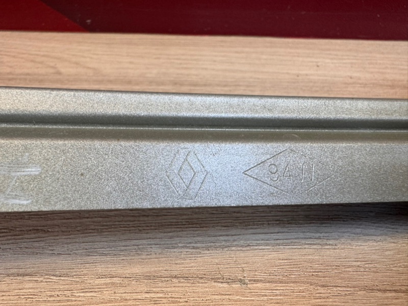 Направляющая стекла     двери