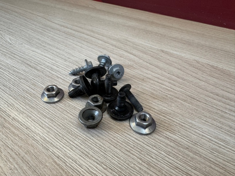 Крепеж двери