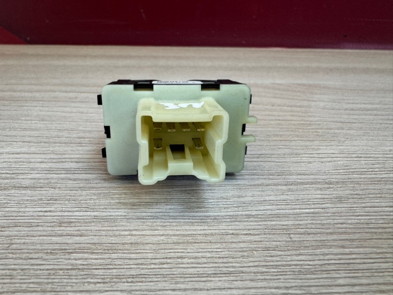 Кнопка стеклоподъемника