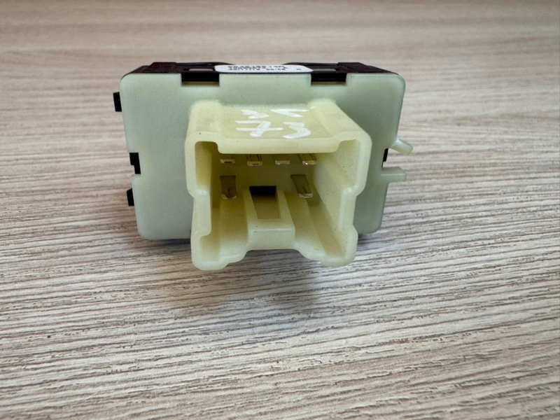 Кнопка стеклоподъемника