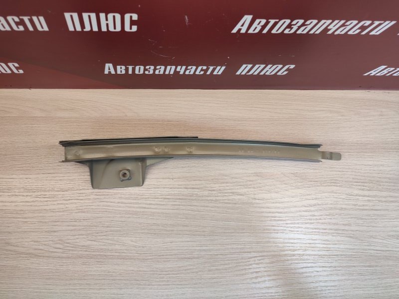 Направляющая стекла двери