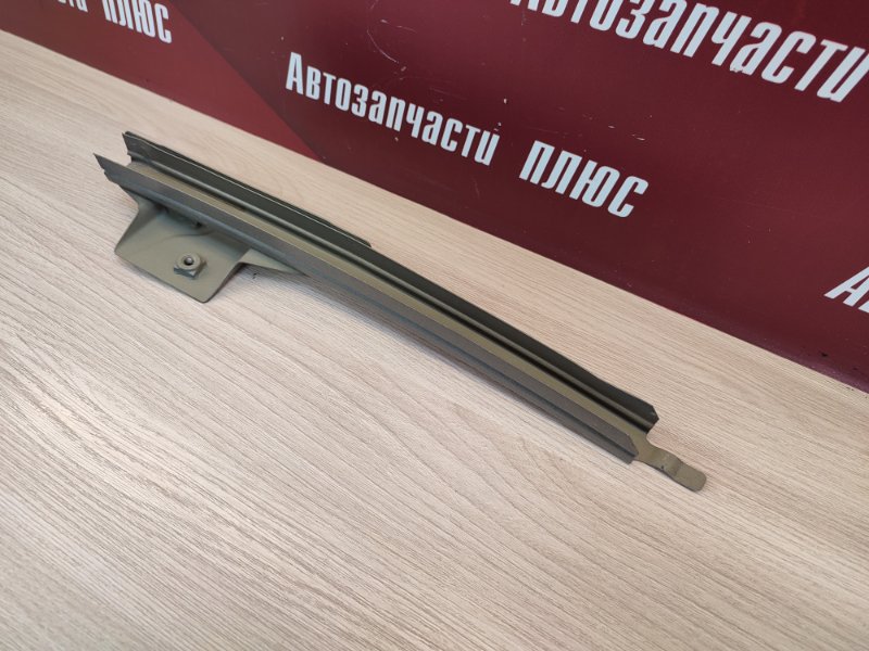 Направляющая стекла двери