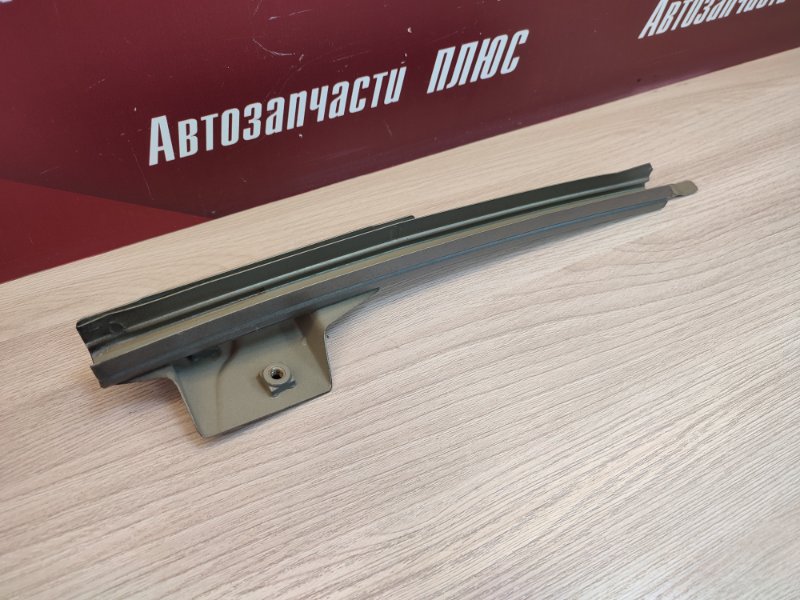 Направляющая стекла двери