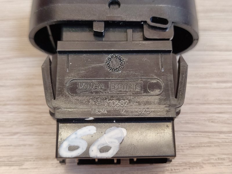 Кнопка обогрева заднего стекла