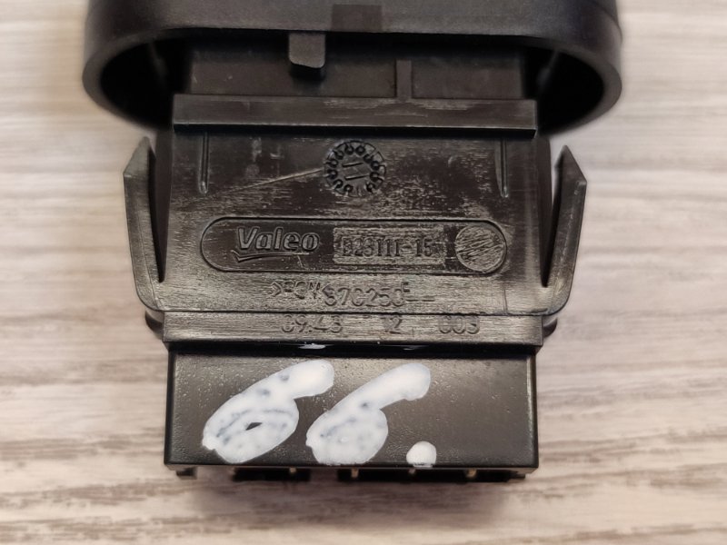 Кнопка блокировки дверей