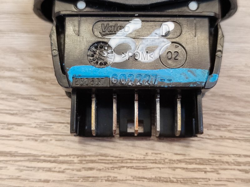 Кнопка стеклоподъемника