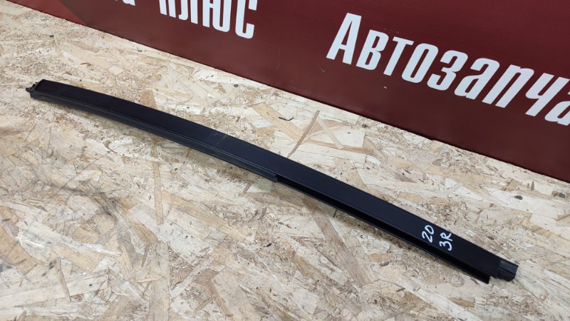 Направляющая стекла двери