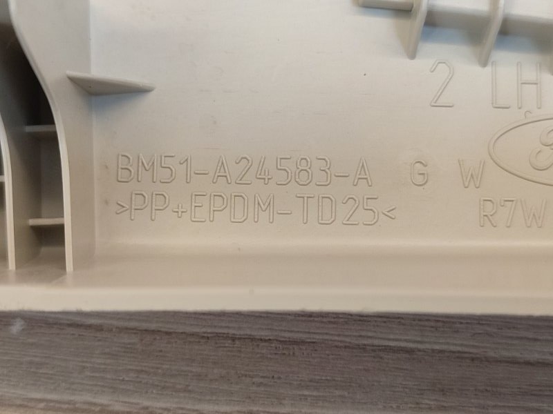 Обшивка средней стойки