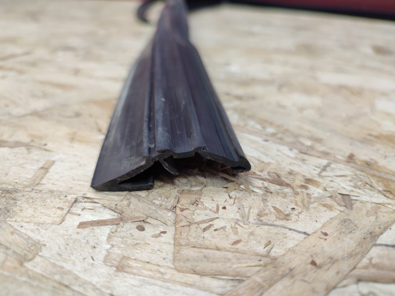 Уплотнитель стекла двери