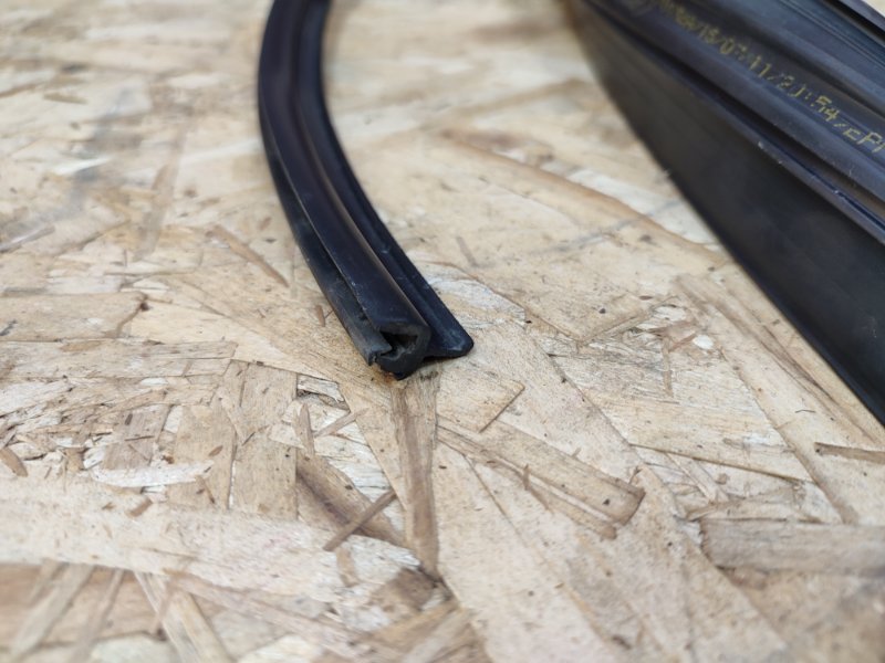 Уплотнитель стекла двери