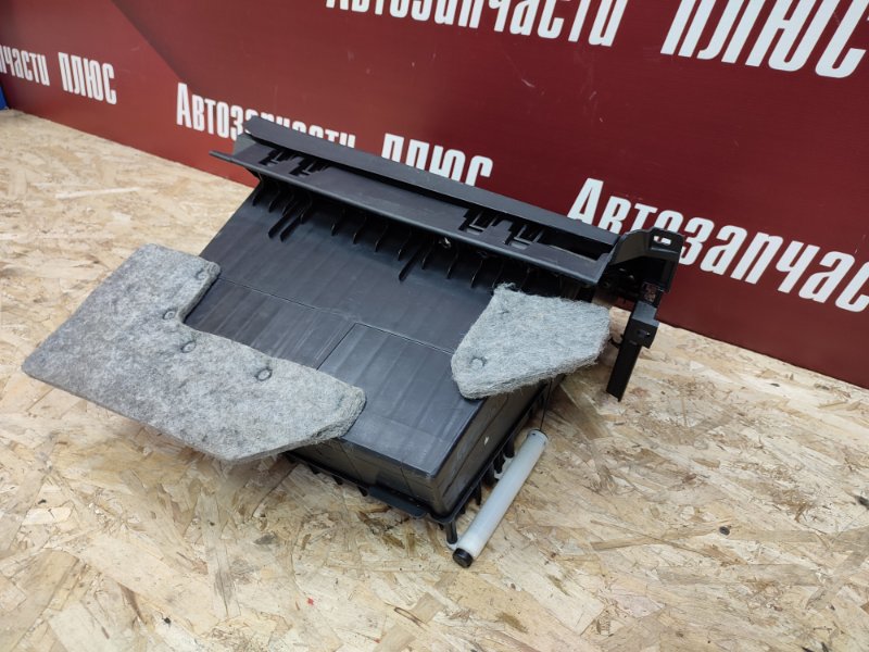 Крышка бардачка