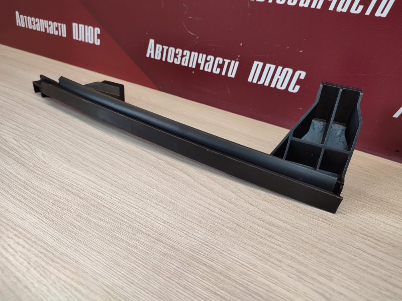 Направляющая стекла     двери