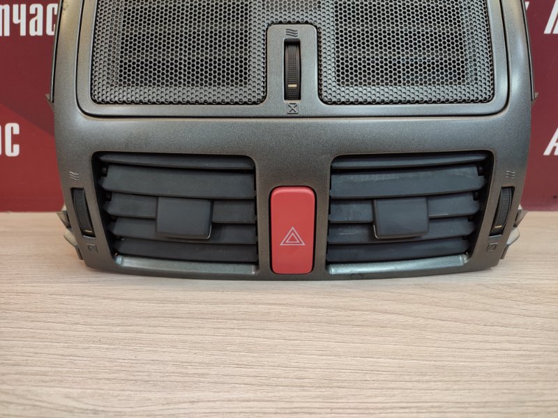 Дефлектор салона