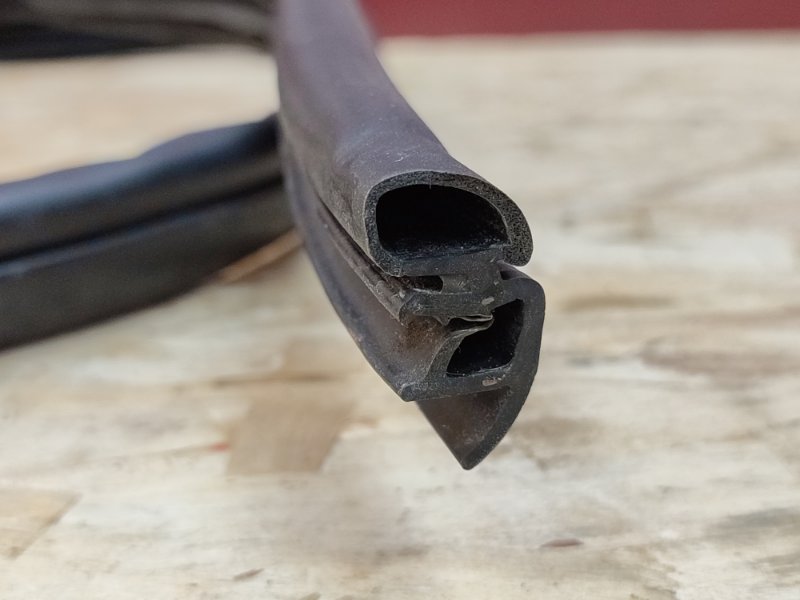 Уплотнитель двери