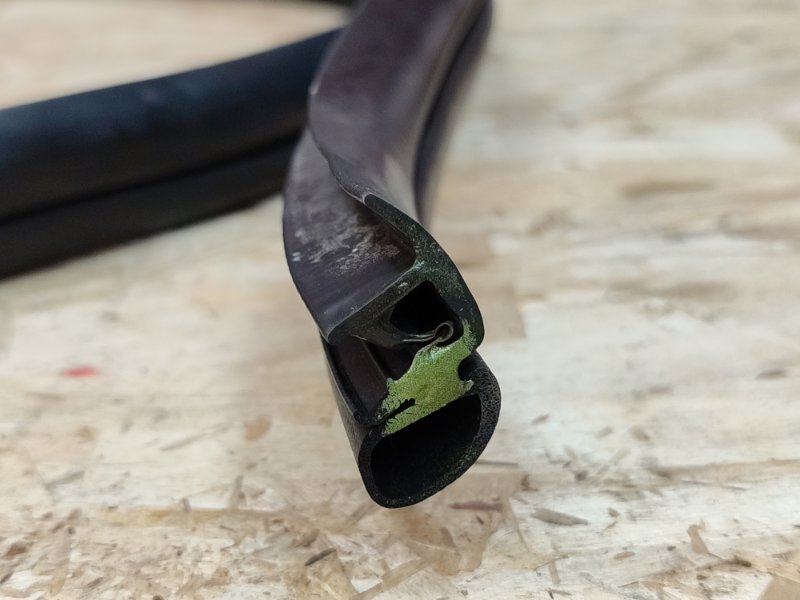 Уплотнитель двери