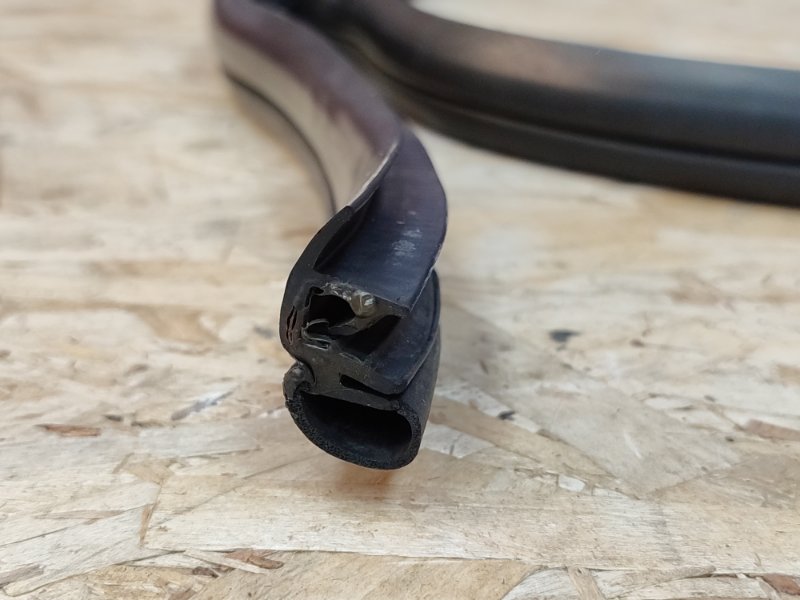 Уплотнитель двери